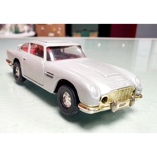 17 - James Bond 007 Model Aston Martin DB5  Approx 13 cm in Length. Fully Working With Ejector Seat, Mach... 