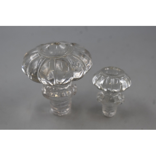 102 - A Selection Of 12 Glass Doorknobs, 4 Small (Approx 2