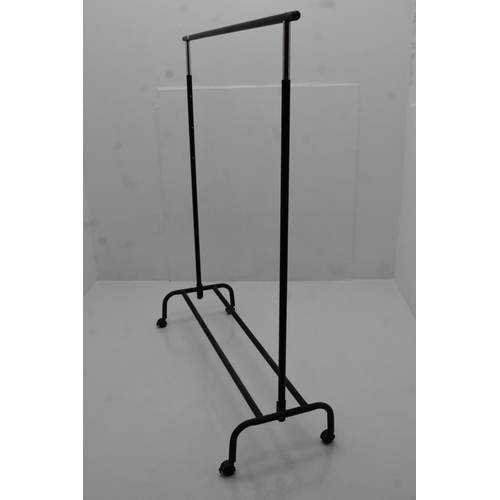 546 - Strong Metal Clothes Hanging Rail