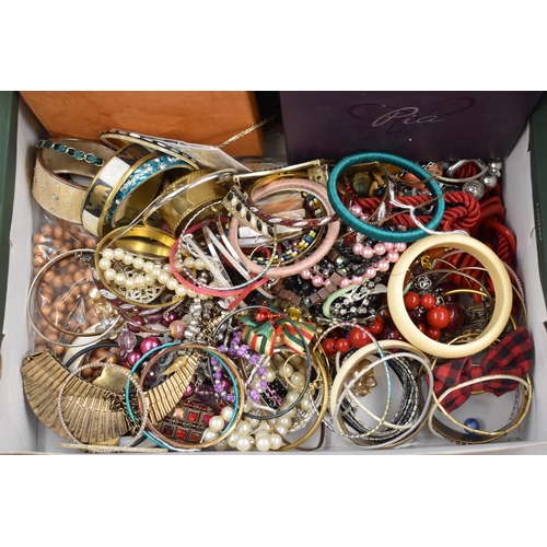 352 - Large Mixed Lot of Unsorted Jewellery .