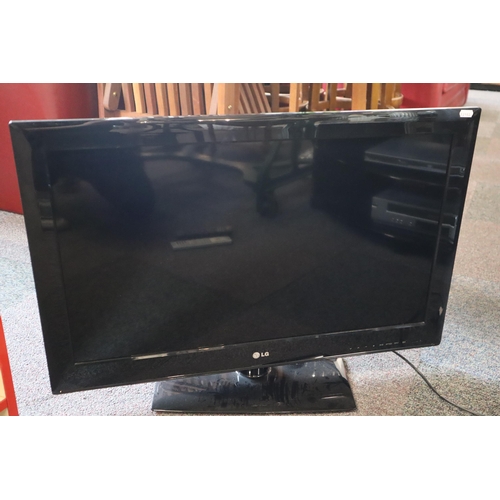 558 - LG flat screen TV model 32LS3400, 32 inch screen, with remote, powers up Complete With TV Stand ,DVD... 