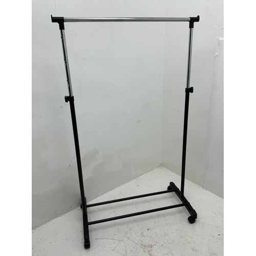 602 - Adjustable Clothes Hanging Rail