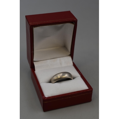 52 - Heavy Silver Band Ring with Internal Markings for Half Crown (Size T) cpmplete with presentation box