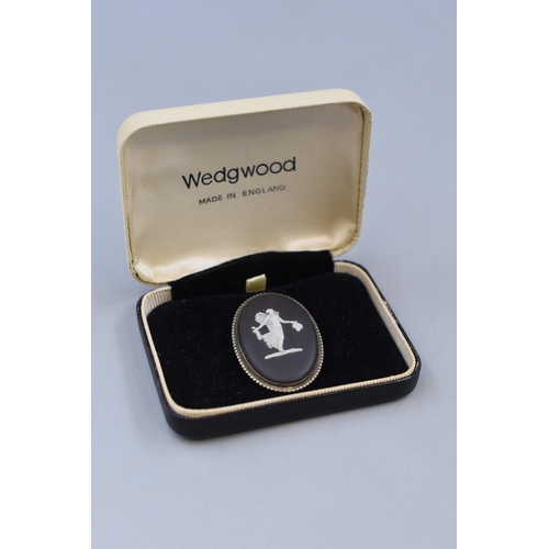 4 - A Silver Wedgwood Cameo Brooch in Presentation Box