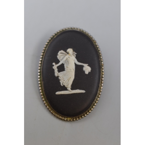 4 - A Silver Wedgwood Cameo Brooch in Presentation Box