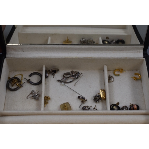 437 - A Jewellery Box Containing a Selection of Unsorted Jewellery.