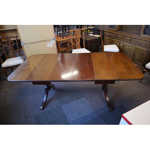 558 - Quality Dinning table with six Chairs including two Carvers table fully extended (measures 76