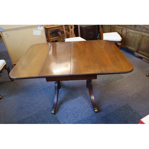 558 - Quality Dinning table with six Chairs including two Carvers table fully extended (measures 76