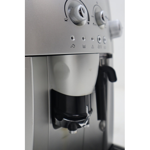 534 - Delonghi Magnifica Automatic Bean to Cup Coffee Machine. Also with Descaling Solution. Powers on.