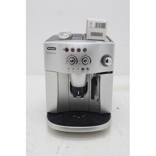 534 - Delonghi Magnifica Automatic Bean to Cup Coffee Machine. Also with Descaling Solution. Powers on.