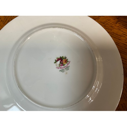 352 - Selection of Royal Albert Old Country Roses including Dinner Plates, Milk Jug, Side Plates and More ... 