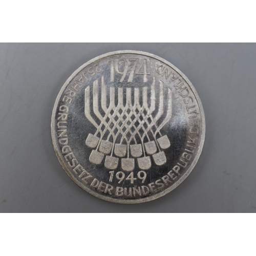 117 - A 1974 Silver German Commemorative 5 Mark Coin. 25th Anniversary of Federal Conbstitutional Law