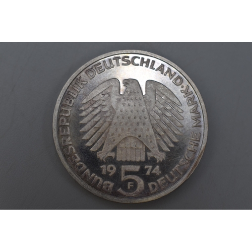 117 - A 1974 Silver German Commemorative 5 Mark Coin. 25th Anniversary of Federal Conbstitutional Law