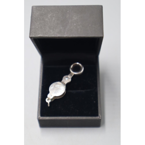 5A - Vintage Silver Magnifying Glass Pendant in Presentation Box. Approx. 3.5cm.