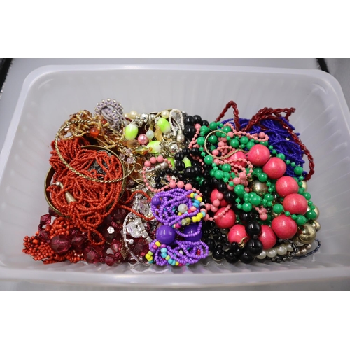 94 - Selection of unsorted Jewellery