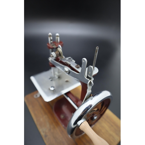 323 - Essex electric miniature sewing machine (22cm)