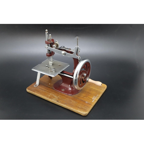 323 - Essex electric miniature sewing machine (22cm)