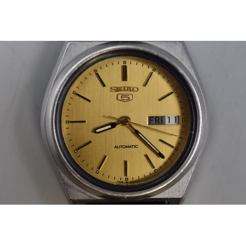 86 - A Seiko 5 Automatic 21 Jewels Gents Watch, Working.