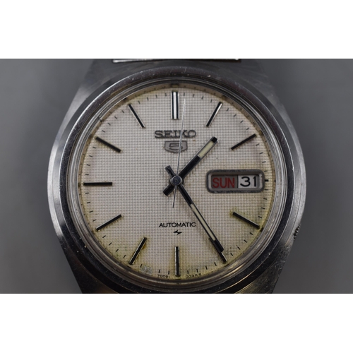 100 - A Seiko 5 Automatic 21 Jewels Gents Watch, Working.