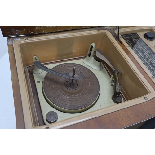 570 - A Vintage Regentone Radiogram, Powers on When Tested (In Need of Attention). Approx 19.5