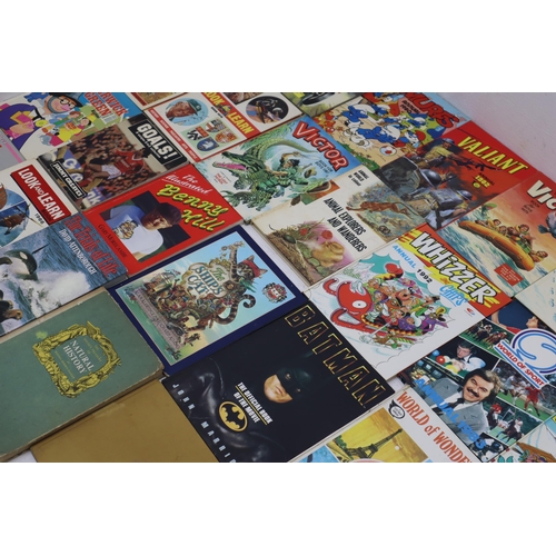 608 - Mixed Lot of Vintage Annuals to include Whizzer and Chips, Smurfs, Batman, Metal Micky, Look and Lea... 