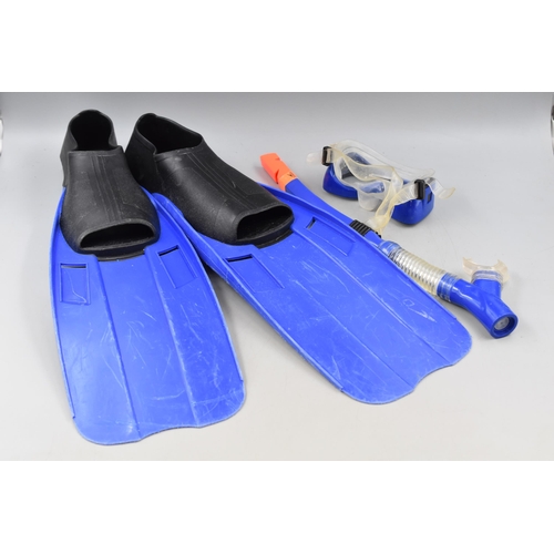 665 - A Pair of Size 10-12 Speedo Flippers, With A Set of Speedo Goggles With Snorkel.