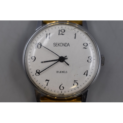 38 - Vintage 19 Jewels Sekonda Watch with Elasticated Strap Ticking Away Nicely