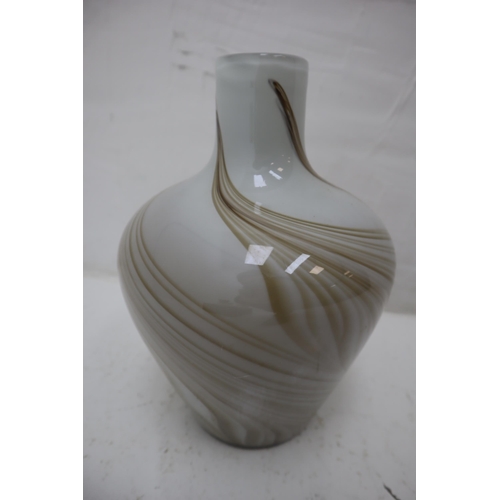 627 - Selection of Vases including Regal, Royal Doulton Hammersley and More (8 pieces / Tallest 14