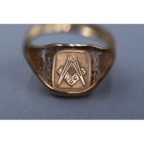 4 - A 9ct Gold Signet Ring (Size O).