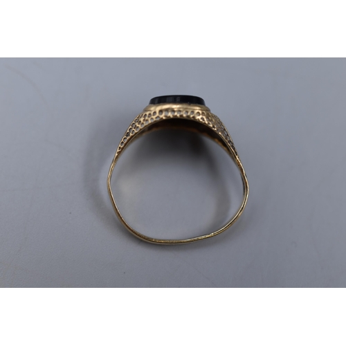 12 - A 9ct Gold Black Stoned Ring (Size U).