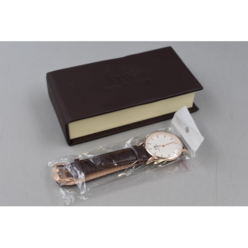 50 - Daniel Wellington Gents Watch with Leather Strap. Complete in Presentation Box.