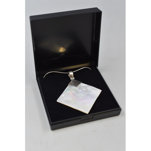 46 - Silver 925 Mother of Pearl Pendant Necklace Complete with Presentation Box