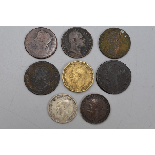 137 - Selection of Coinage to include Pre Victorian Farthings, 1940 Silver Six Pence and 1945 Three Pence