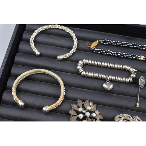 61 - Selection of jewellery including Bangles, Bracelets, Necklace, Pendants and More