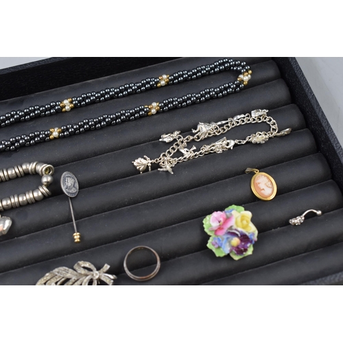 61 - Selection of jewellery including Bangles, Bracelets, Necklace, Pendants and More