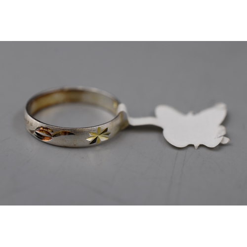 66 - A 9ct Gold on 925. Silver Etched Ring, Size R.