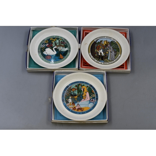 685 - Selection of 3 Wedgwood Childrens Story Collectors Plates Royal Grafton and Spode Spanish Armada pla... 