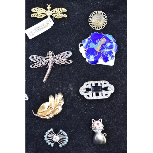 41 - A Selection of Sixteen Assorted Designer Brooches.