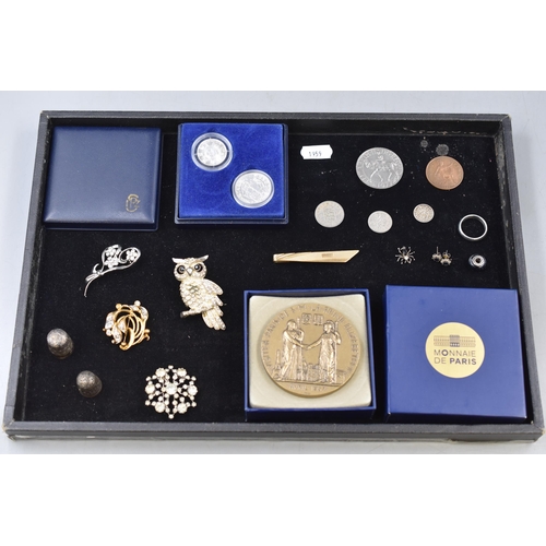 127 - Mixed Selection to include Commemorative Medal, Brooches, Italian Football Coins, Tie Pin, Mixed Coi... 