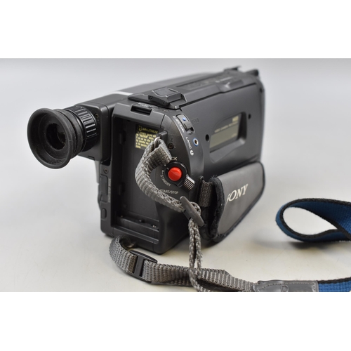 558 - Sony 30x Digital Zoom SteadyShot Video Hi8 Handycam Includes Charger and Battery Pack In Camera Case... 