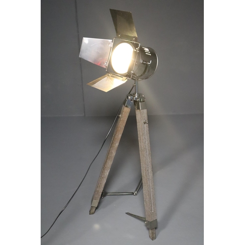 575 - A Vintage Theatre Style Tripod Light, Powers On When Tested. Approx 36.5