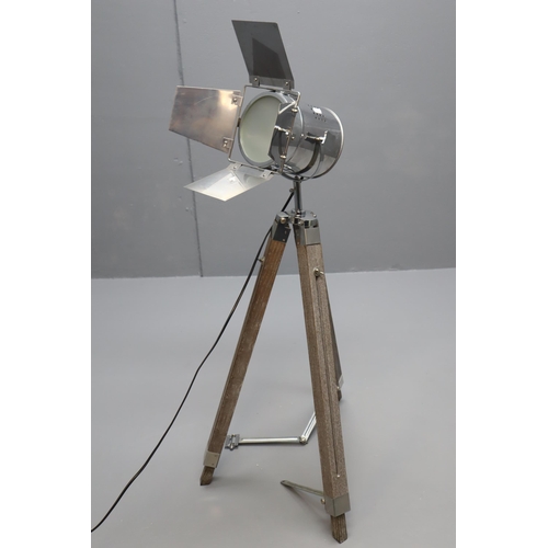 575 - A Vintage Theatre Style Tripod Light, Powers On When Tested. Approx 36.5