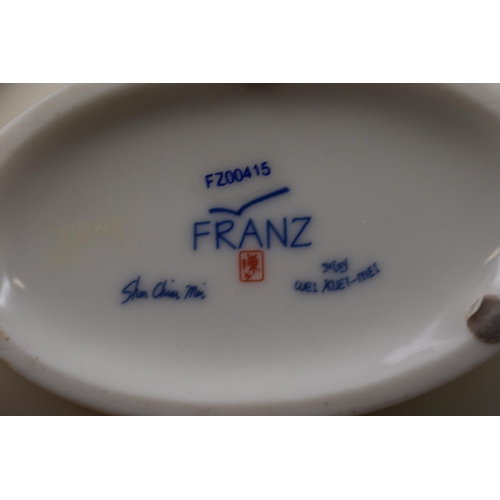 258 - Franz Porcelain Porcelain Sweet Pea Lidded Box FZ00415