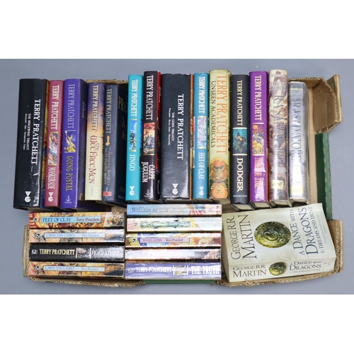 682 - Mixed Collection of Reading Books mainly Terry Pratchett and others.