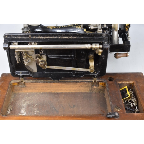 687 - A Vickers Modele de luxe sewing machine, in bentwood case