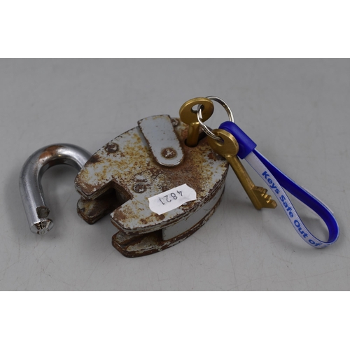 371 - Good Solid Vintage Padlock with Two Brass keys fully functional 4