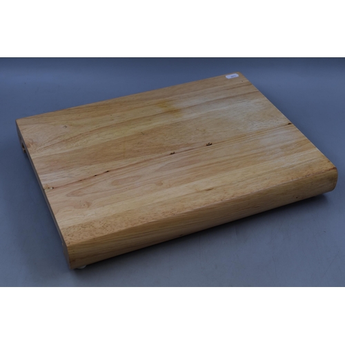 416 - Chopping Board Containing a Set of 5 Richardson of Sheffield Kinves