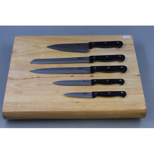 416 - Chopping Board Containing a Set of 5 Richardson of Sheffield Kinves