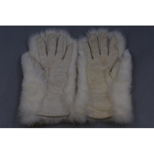 664 - A Pair of Vintage Ladies Boulton Rabbit Fur Wool Lined Gloves, With A Faux Fur Vintage Stoll.