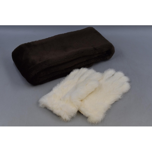 664 - A Pair of Vintage Ladies Boulton Rabbit Fur Wool Lined Gloves, With A Faux Fur Vintage Stoll.